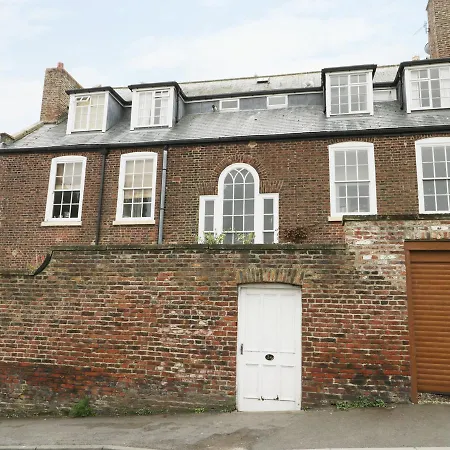 Chimneys, Apartman *